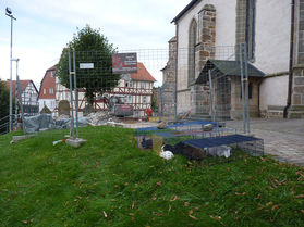 Pflaster- und Treppenarbeiten an St. Crescentius (Foto:Karl-Franz Thiede)
